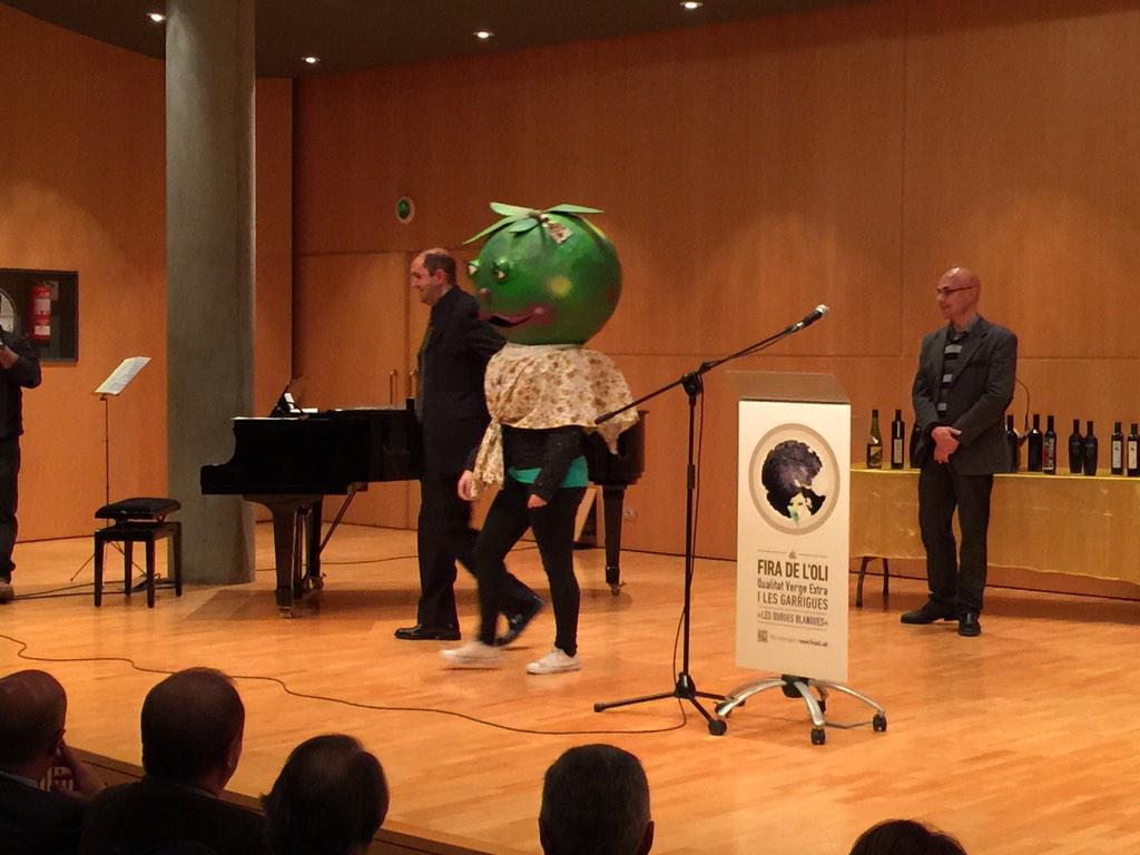 lleidadiari's tweet photo. L'#Oliveta és la nova mascota de la @firaoli de #borgesBlanques #firaoli2015 http://t.co/CcO6MbLBII