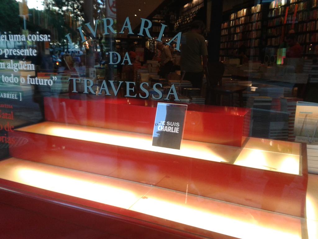 #CharlieHebdo  Vitrine d'une librairie à Rio de Janeiro #EuSouCharlie