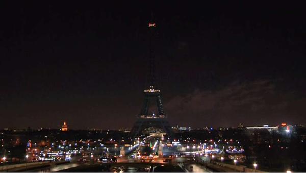 incoherencia_'s tweet photo. La Torre Eiffel apaga sus luces por el atentado a #CharlieHebdo. ¡Sin palabras! http://t.co/lvl7vD9524