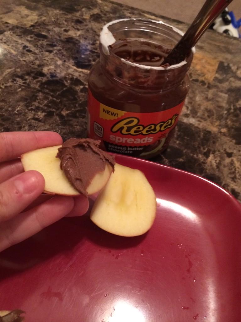 Amwysoc's tweet photo. #ReesesSpread and apples! So delicious! Got it free to try from @Influenster !! #contest sharing with @Ajsholt9197 http://t.co/yFTiBAE4H3