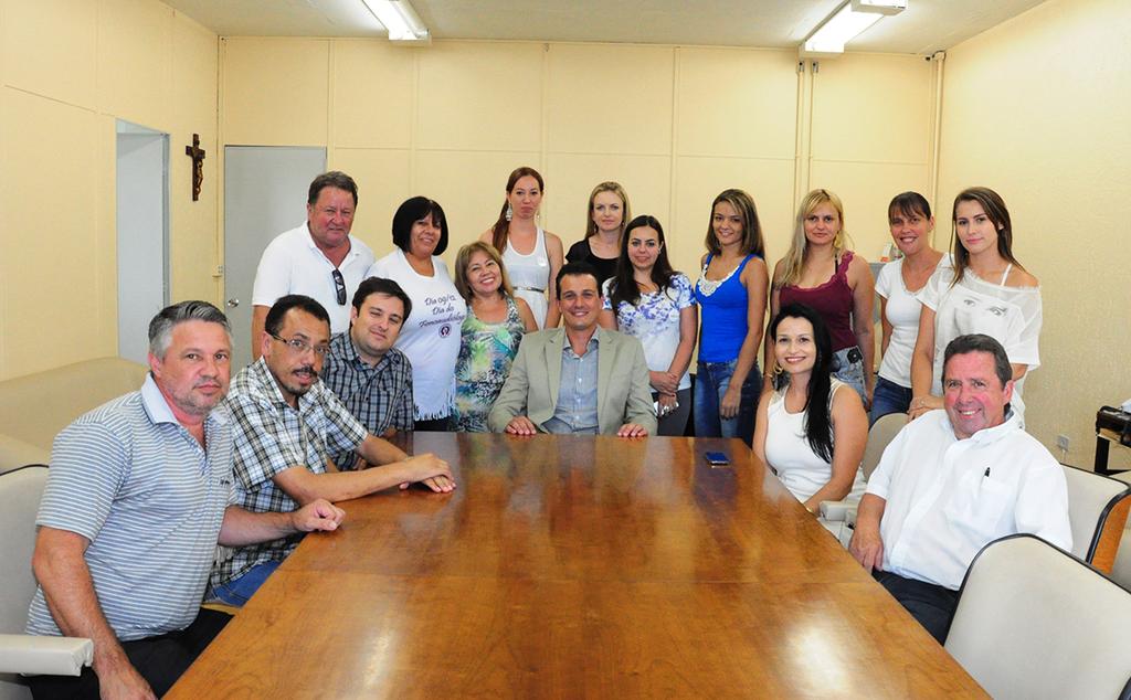 PatriciaEcave's tweet photo. Na @PGprefeitura reunião da equipe com Secretário Paulo Carbonar. Meus votos de sucesso e boas-vindas. http://t.co/XQQFKBmsgq