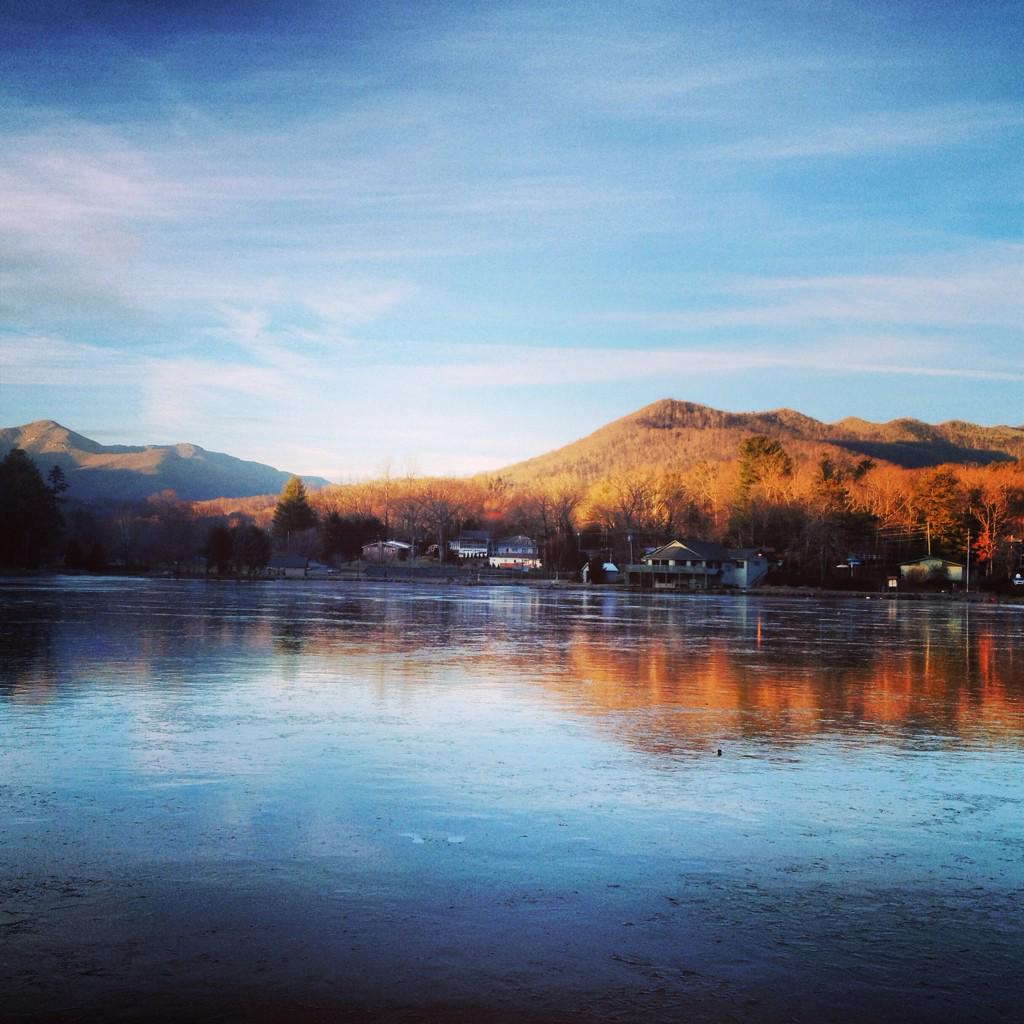 RockCreekRunner's tweet photo. A last minute decision not to skip my #run lead me to a frozen Lake Tomahawk. Glad I ran. #wnc #writeandrun31 http://t.co/09DBOAgg6C