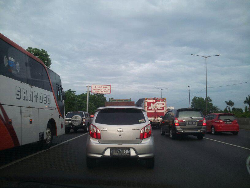 06:29 Arus lalin Tol bekasi arah halim padat di km16 imbas bottleneck dari Bekasi Barat. sebaliknya lancar.  <a href="/Berry_Jm/">Berry Jm</a>