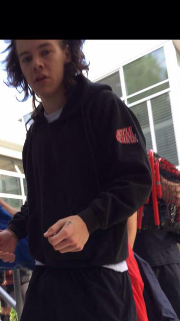 M1Jarvis's tweet image. “@WhereYaGoinMark: @Harry_Styles wearing @1MuscleMachine hoodie @M1Jarvis http://t.co/G2h43wDrvV” Nice Hoodie H.