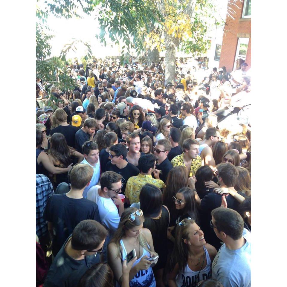 tylerdanaee's tweet image. Take me back to Boulder and tailgating season with my favorite people! ⚫️💛🍭 #candyshop