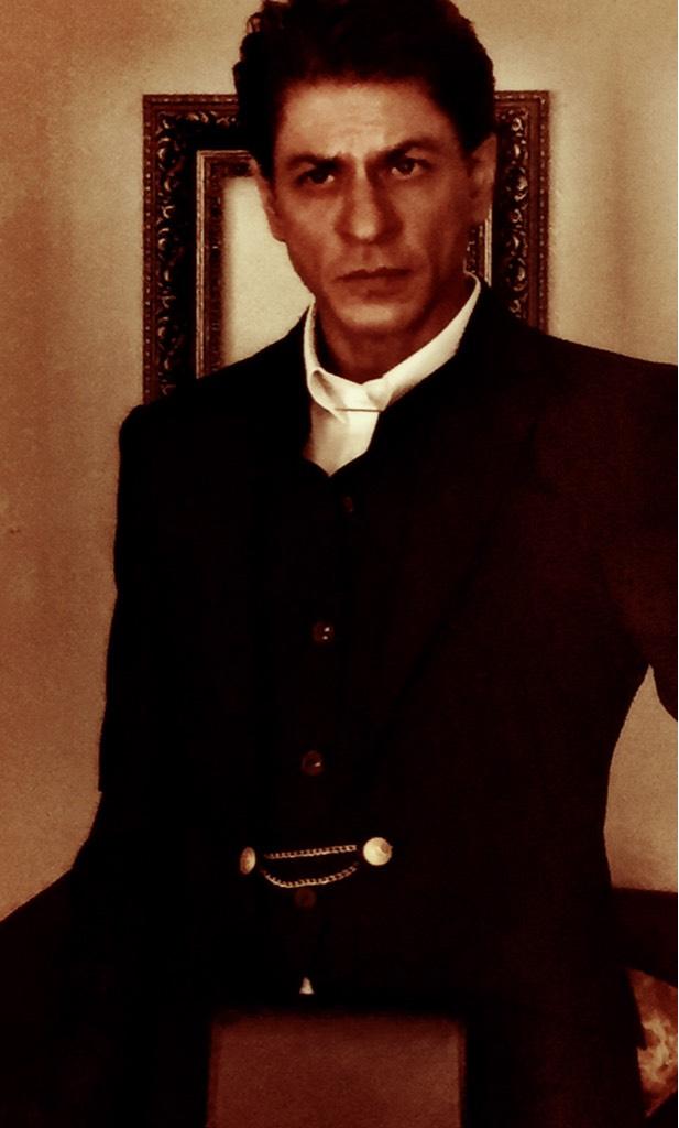 ShahRukhKhan_FC's tweet photo. Superstar of #Bollywood, @iamsrk , named "Bollywood's most charitable" person by #NRI http://t.co/W2yInQlATW ... #SRK http://t.co/5YUUDpoVzZ