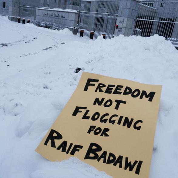 Torture of Saudi blogger sentenced to 10 years and 1,000 lashes begins B63XYqWIIAAzibd