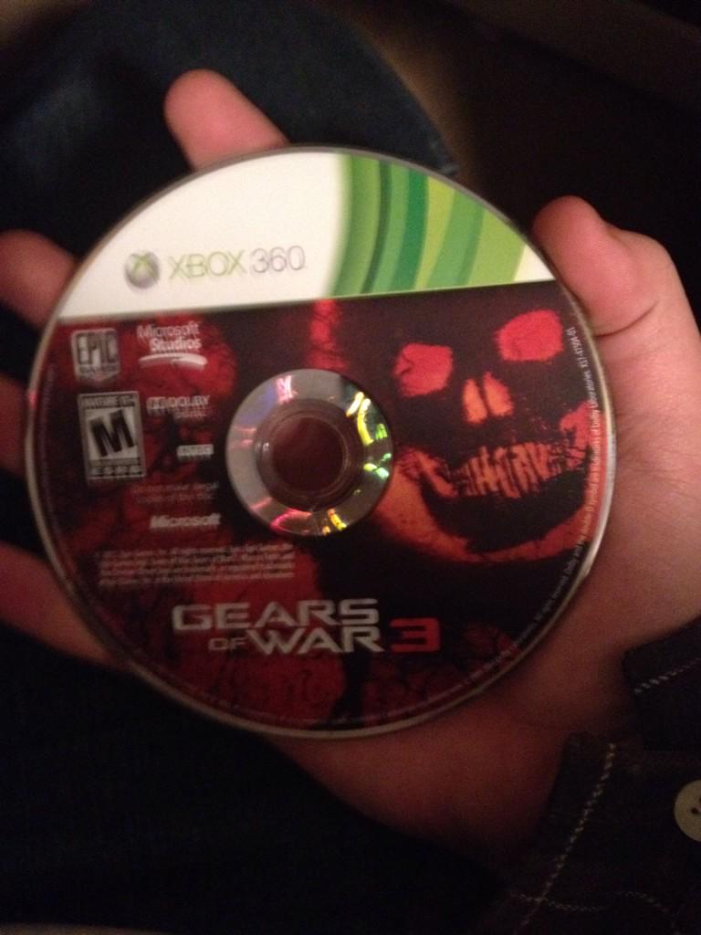 TheGreatLARRYP's tweet photo. My Gears of war 3 officially broke. π° #larryproblems http://t.co/MyRBPLvRKV