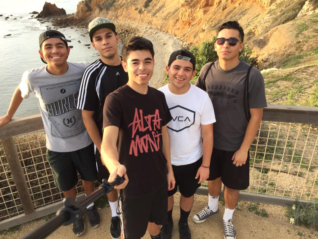 rubeans_'s tweet image. #squad
#ImNotShort #TheyJustTall