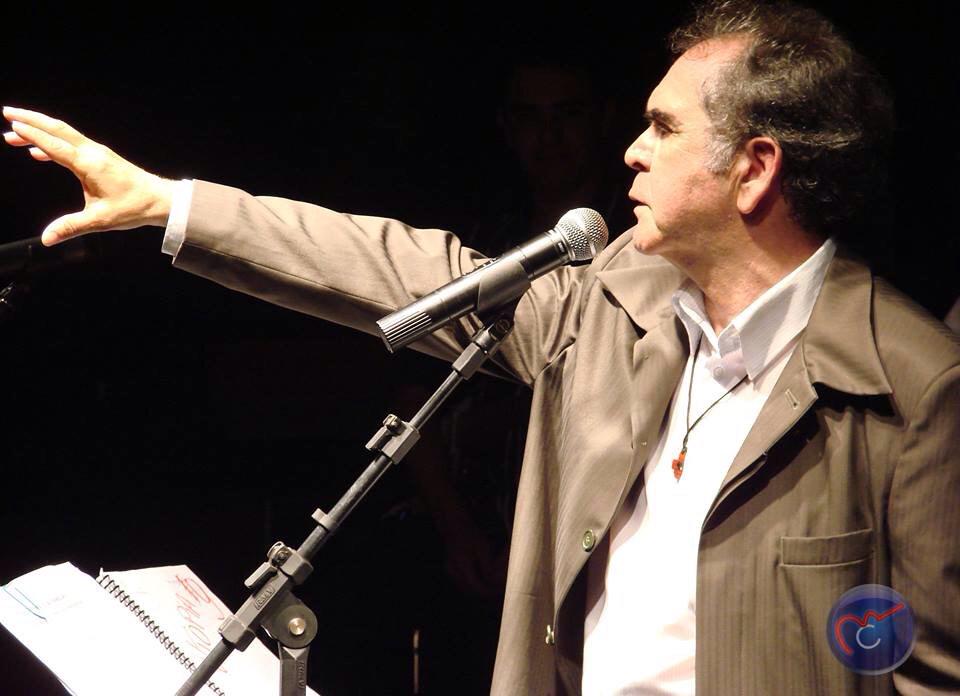 padrezezinhoscj's tweet photo. Além dos nossos limites políticos e religiosos existe algo que se chama DIÁLOGO. É a falta dele que fere o mundo. http://t.co/0DYe3loDLR