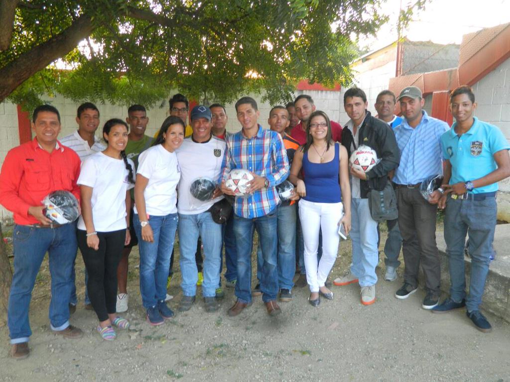 pepecoinweb's tweet photo. Hoy una gran jornada entre entrenamiento y trabajo comunitario en Yaracuy con la @FundaBenitezVEN @GobiernoYaracuy http://t.co/YWfimrpBDb