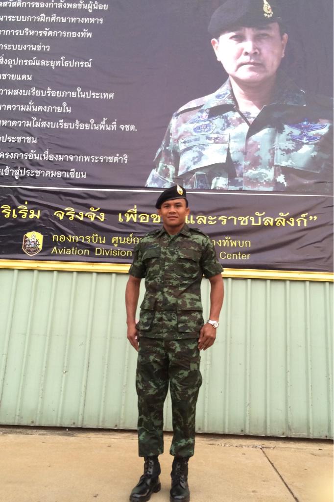 WassanaNanuam's tweet photo. ว่าที่ สิบตรี สมบัติ บัญชาเมฆ "บัวขาว บัญชาเมฆ"แต่งชุดพรางบินลงใต้กับ ผบ.ทบ. นำของขวัญไปมอบให้เด็กๆใต้ที่ พล.ร.15 http://t.co/7cUloOcE0p
