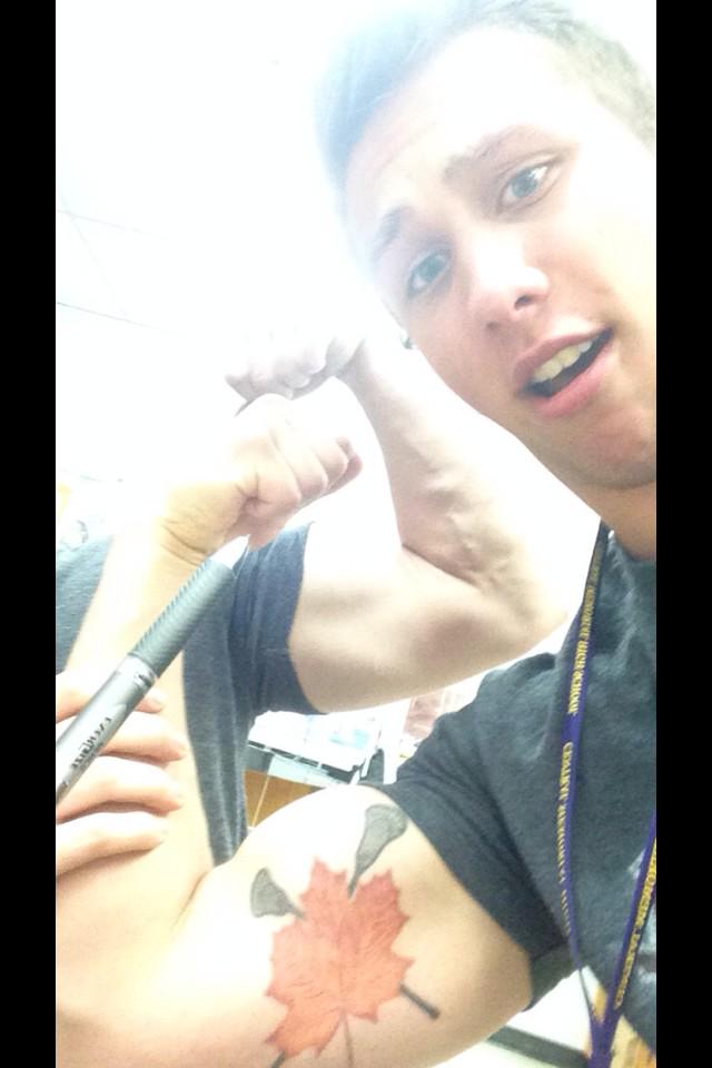 JoshBennett678's tweet photo. @CGrades79 Throwback to the best class ever with klemdogg #StillDontKnowWhatThatLumpOnHisHeadWas http://t.co/BpdOVkBRY1