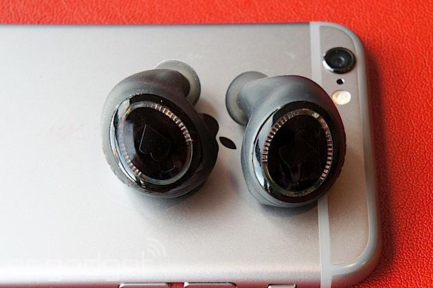 engadget's tweet photo. #BestOfCES Winner for Digital Health and Fitness: @hellobragi Dash http://t.co/XILi9KYlkf http://t.co/MIztm1tUle
