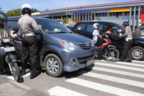 NTMCLantasPolri's tweet photo. MARI TERTIB MARKA, berhentilah di belakang garis marka, hargailah pengguna jalan yang lain. Menuju Indonesia Tertib. https://t.co/JJOPvkN84G