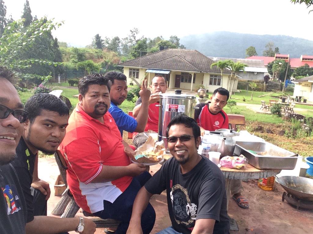 ifanzaimi's tweet photo. TQ diucapkan kpd semua yg menjayakan Misi Bantuan Banjir Pemuda UMNO PG ke Kuala Krai pd 6-8/1 #BanjirMove @Khairykj http://t.co/QGqmgZCTPi