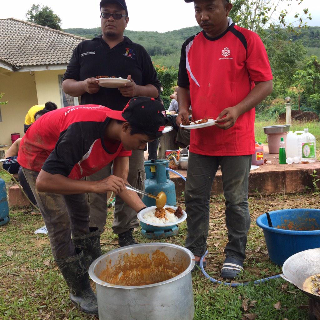 ifanzaimi's tweet photo. TQ Team Culinary chef Pemuda UMNO PG yg menyediakan makan minum Misi Bantuan Banjir Pemuda di Kuala Krai #BanjirMove http://t.co/JAWPxuDVNg