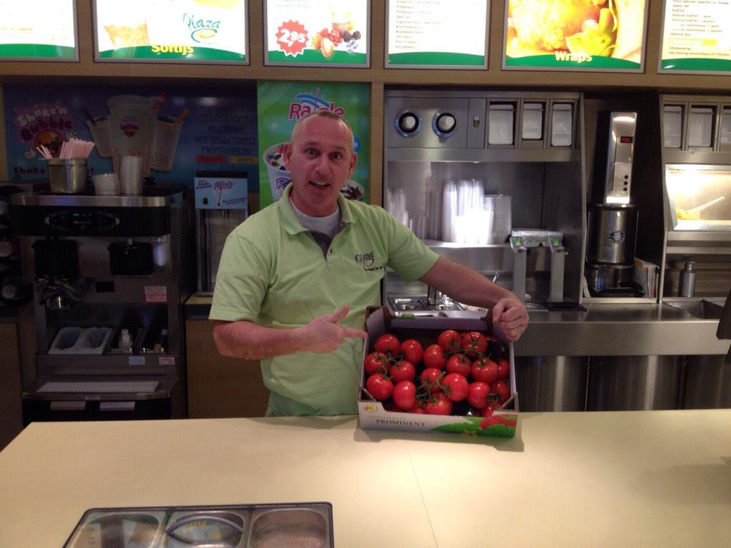 Vanaf vandaag onze heerlijke tomaten tussen de broodjes gezond en hamburger bij snackbar De Pitstop in Den Hoorn.