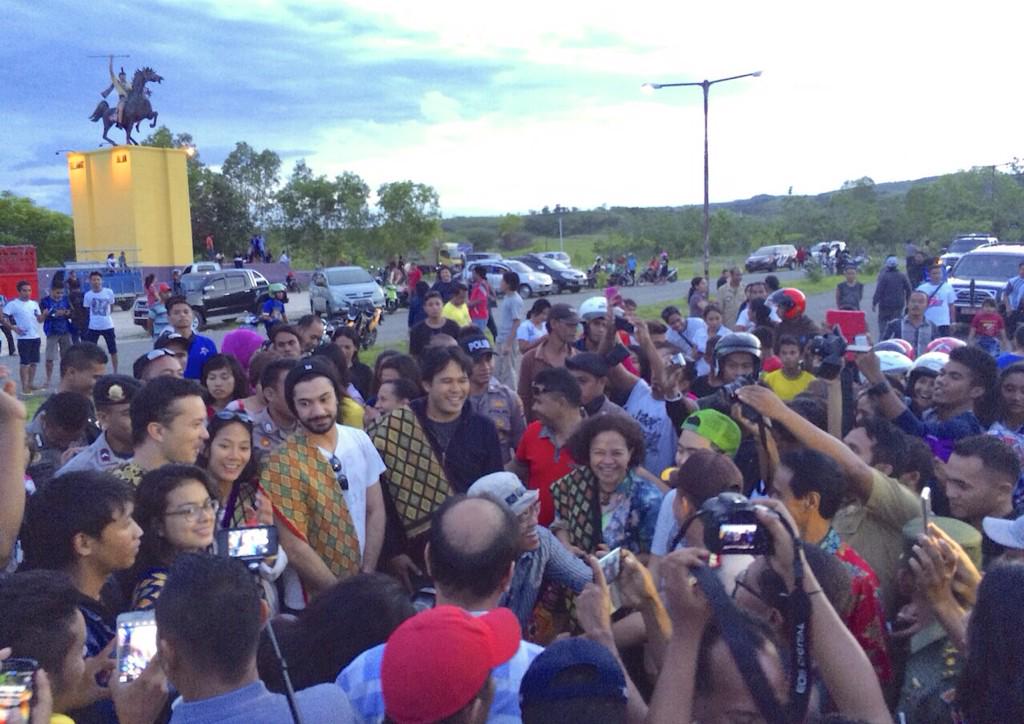 Tim @PendekarTktEmas disambut meriah oleh warga Sumba Timur 🙏☺️ Malam ini 19:30 WITA layar tancap gratis #nontonPTE