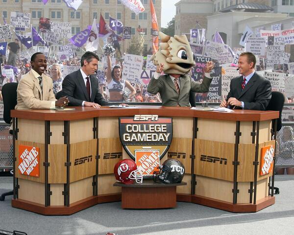 kels_patterson's tweet photo. Make tomorrow a #PurpleFriday &amp; head down to @SundanceSquare to welcome @ESPN to FW! #GoFrogs @TCU @TCUCoachP http://t.co/VvXF9ikrue