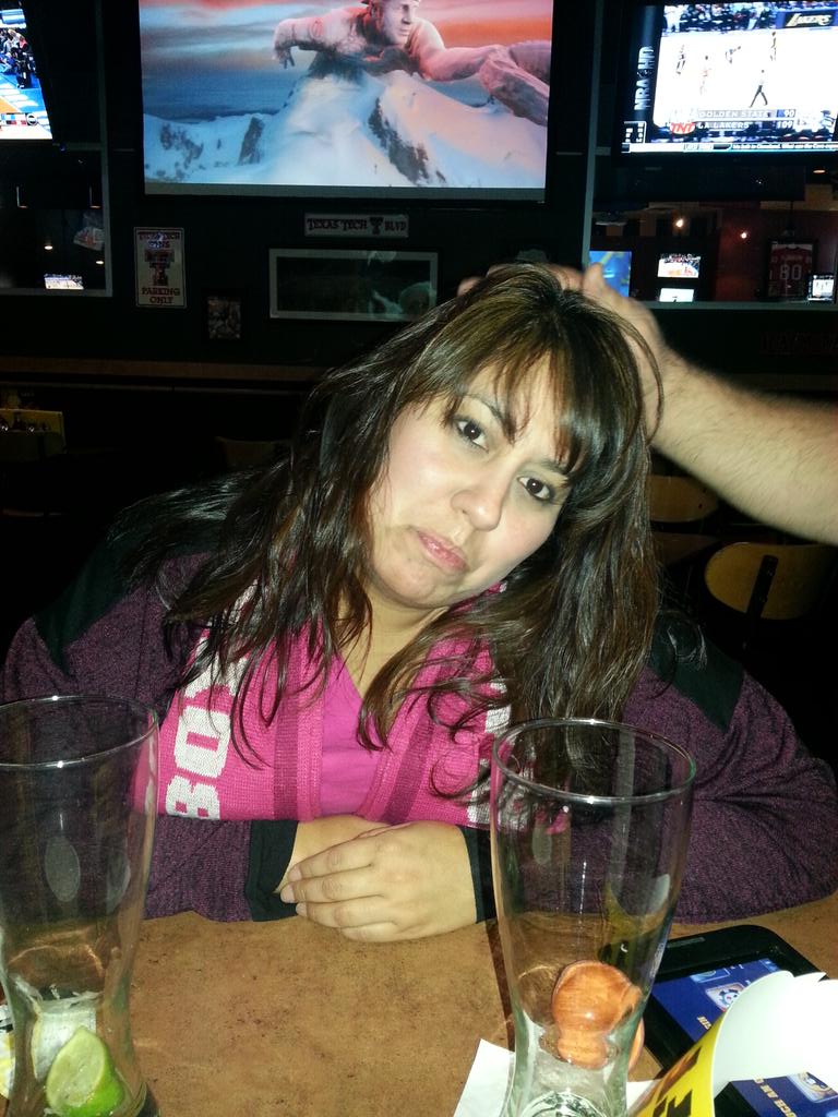 lorenaleemunoz's tweet image. Thirsty Thursday got her phone dropped in water 😂😂😂 @melabq