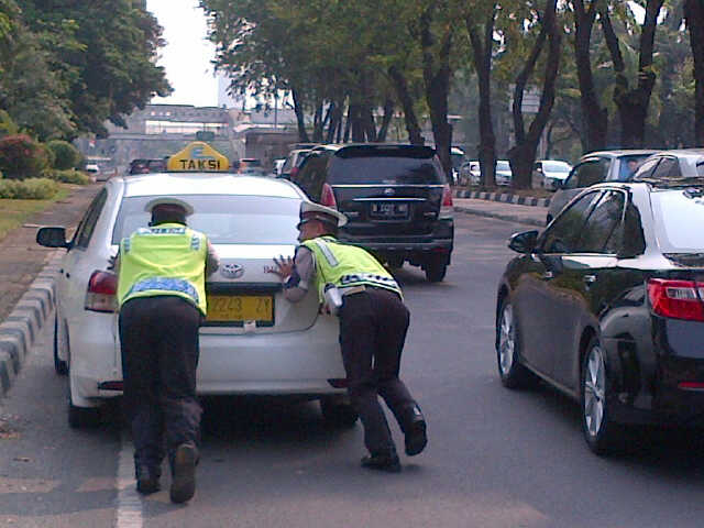 ErikaMegawati's tweet photo. Likethis "@TMCPoldaMetro: 10:34 Mobil Taxi mogok di ruas jalan Sudirman dan masih penanganan petugas #Polri http://t.co/EXF8eqIz9V"