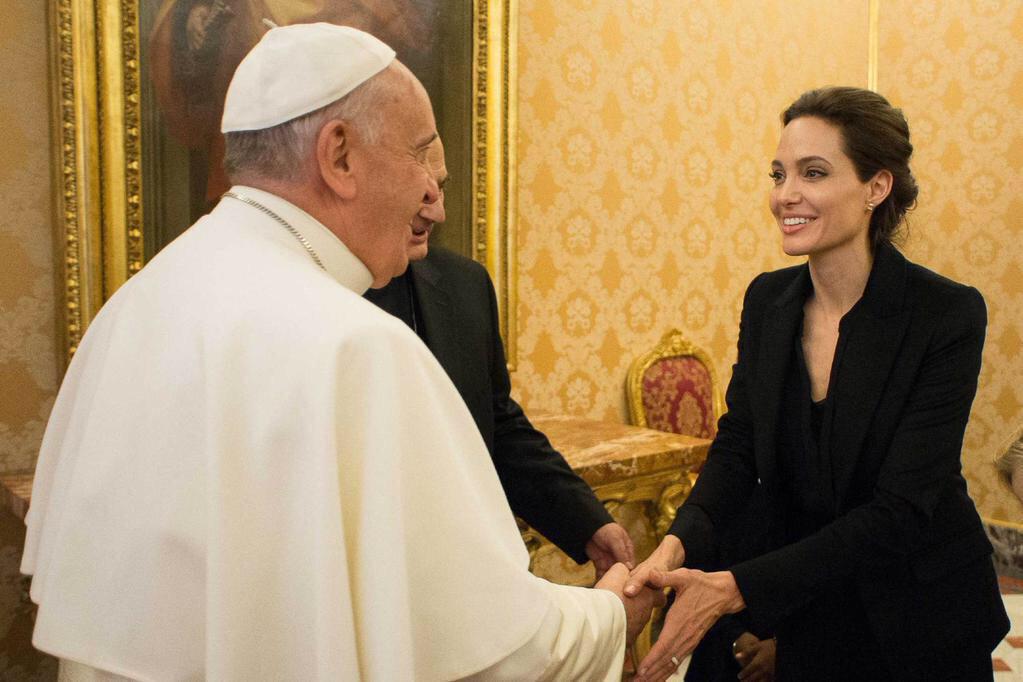 ThePope_Francis's tweet photo. I'll be praying for her... to eat a cheeseburger. #boneyhands http://t.co/gpiM708Yq9