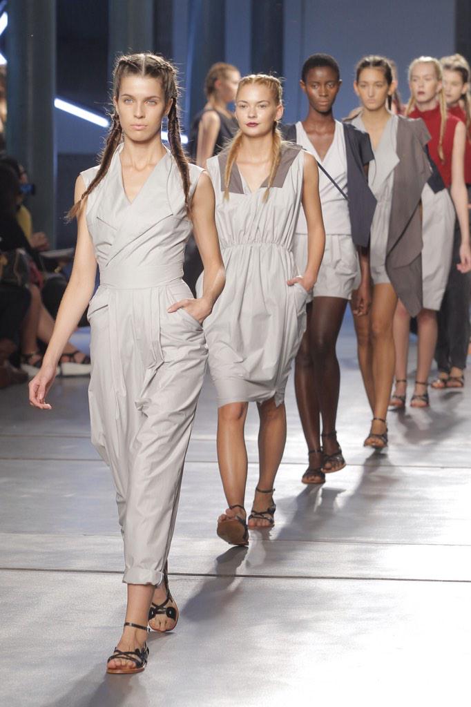 LeFashionPost's tweet photo. Catarina Santos, la mécanique libre — Le Fashion Post http://t.co/PNz1qEiP21 @PortugalFashion @WilliamArlotti #FP35 http://t.co/xI71iWKDHj