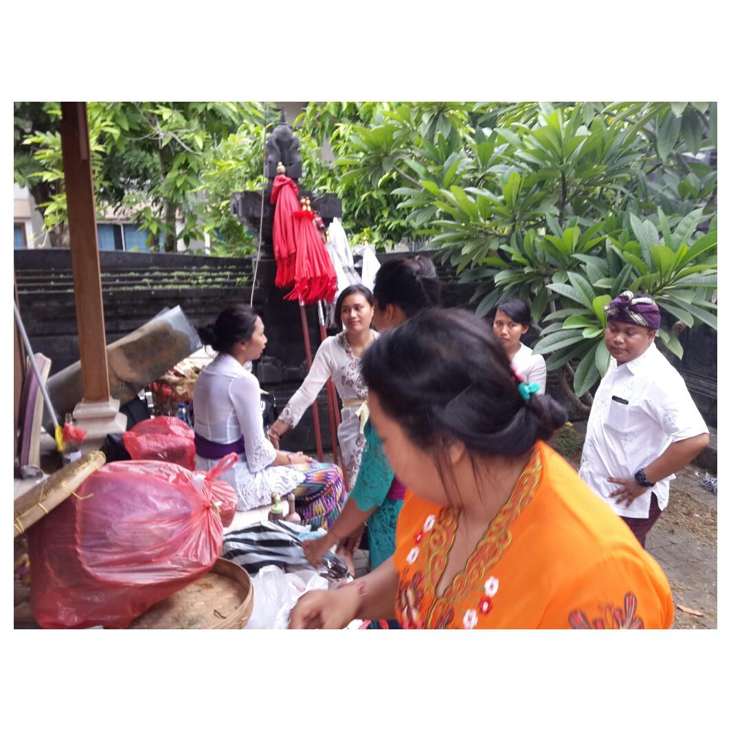 Okee persiapaan ke uluwatu udah fix...
Ayoo berangkat..
^^