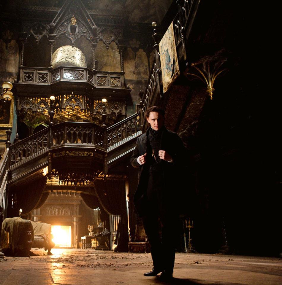 Hollywood's tweet photo. #ICYMI
First official image of Tom Hiddleston in Guillermo del Toro's new horror film "Crimson Peak" http://t.co/nHmDX9h4HW