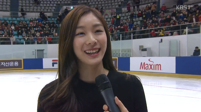 KBSnews's tweet photo. [영상] 오랜만에 반가운 얼굴 '피겨 여왕' 김연아가 피겨 종합선수권대회에 선수가 아닌 시상자로 나섰는데요. 그녀가 평가하는 후배들의 실력은 어떤지 인터뷰로 만나보시죠! http://t.co/5I7r7Qg5lu http://t.co/ZxDDAH4PWI