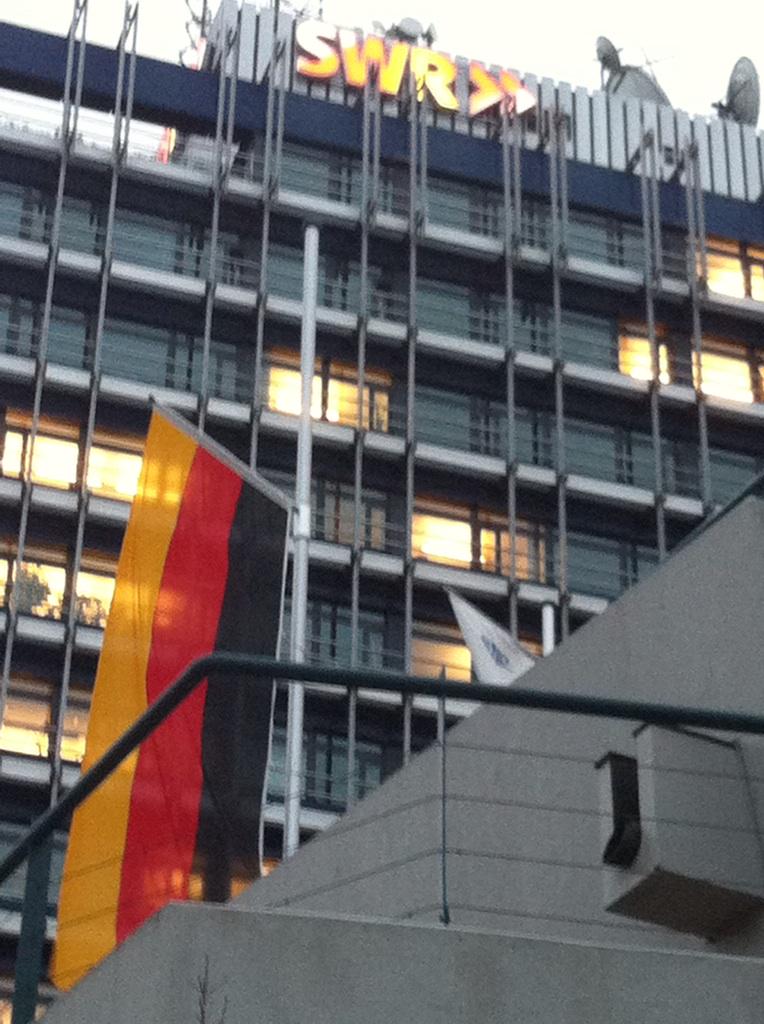 Solidarität mit Frankreich: La liberté est plus forte que la haine. Auch SWR trägt Trauer. #JeSuisCharlie