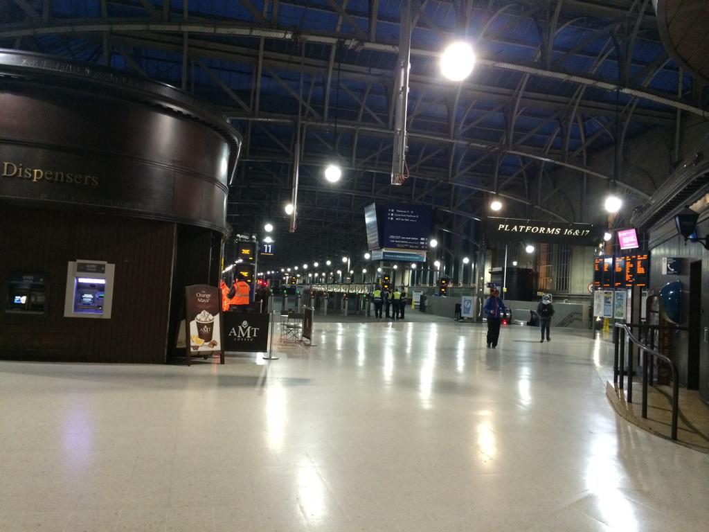 UltraRunDMC's tweet photo. Central Station, Glasgow at rush hour #bitofwind http://t.co/kO5i7V2roC