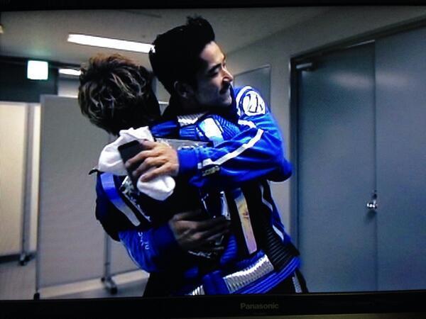 3_Jsoul_Brother's tweet photo. 【絆】

LIVE直前に亡くなった
岩ちゃんの祖母。

そんな岩ちゃんを
励ましてるメンバーの
優しさを見てまた感動！

EXILEの魂を受け継いだ男達

【三代目 J Soul Brothers】 http://t.co/wMqw7ATkbV