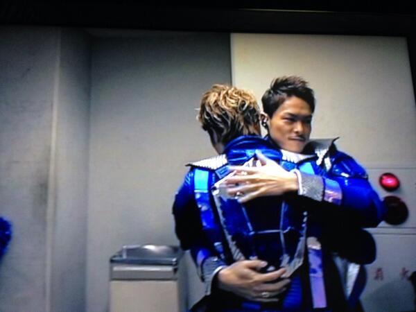 3_Jsoul_Brother's tweet photo. 【絆】

LIVE直前に亡くなった
岩ちゃんの祖母。

そんな岩ちゃんを
励ましてるメンバーの
優しさを見てまた感動！

EXILEの魂を受け継いだ男達

【三代目 J Soul Brothers】 http://t.co/wMqw7ATkbV