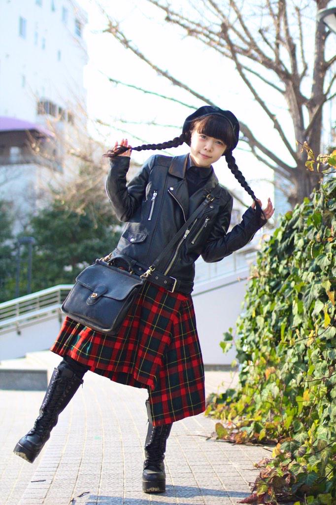 ぐりーど 名古屋 Al Twitter さやいとー ライダースジャケットやチェックのスカートがロックを感じる服装 三つ編みにした髪型にベレー帽がとてもよく似合ってる 女の子が着るレザージャケットってかっこよくもかわいくも決まるからずるいよね それを改めて感じた一