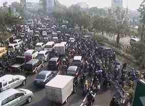 infosurabaya's tweet photo. Tahun 2015 makin macet! Satu polisi atur 60.000 kendaraan di Surabaya. http://t.co/CYuW2W4nIC via @portalSURYA http://t.co/5qu0nL8dGy