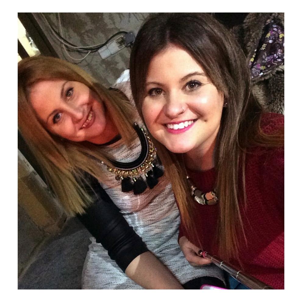 EstherMoreno95's tweet photo. Together everything is better. Happy Birthday hermanita!!! Te quierooo🎂🎁❤👸🎉 @pinknatalya http://t.co/Jz87dw5Bw9