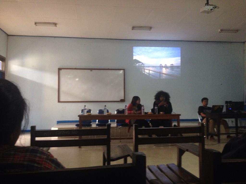 Sedang ada diskusi foto 'This is my frame' Pameran Perdana HBT2014 Stikosa-Aws <a href="/himmarfi/">Himmarfi</a> , yuk ikuti! <a href="/CipSurabaya/">CIPS</a>