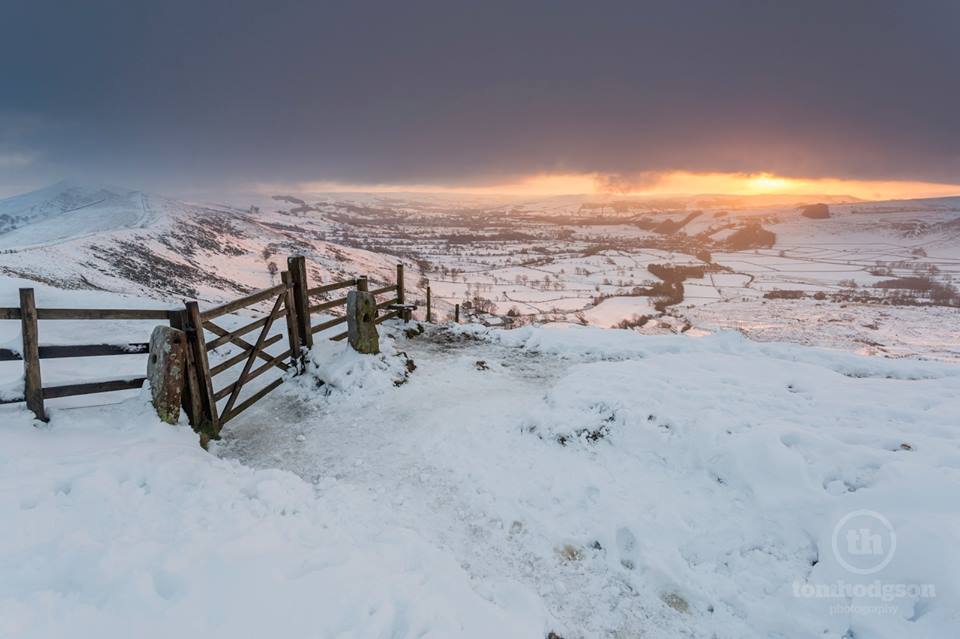 CountryfileMag's tweet photo. Morning! Here's a glorious picture of a snow-covered Mam Tor at sunrise by Tom Hodgson to wake you up. http://t.co/w9ERzT3TRG