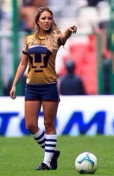FootyFaithfuI's tweet photo. RT if you wouldn't mind marking her all game... http://t.co/BgO9W62Y9Z