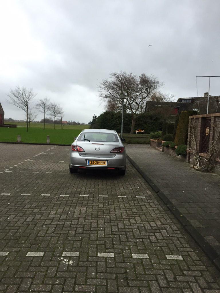 ColinBond_'s tweet photo. deze houdt niet 1, niet 2, maar 3 parkeerplaatsen bezet hahaha http://t.co/u98JWOuXYr