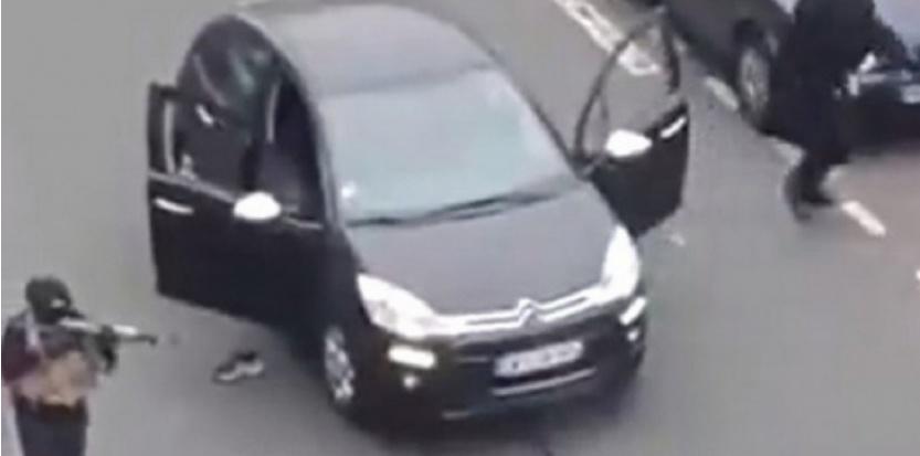 Challenges's tweet photo. #CharlieHebdo : pas de mystère autour de la voiture aux rétros chromés >> http://t.co/2Rh6KGEvUO http://t.co/l5psHKbNVv