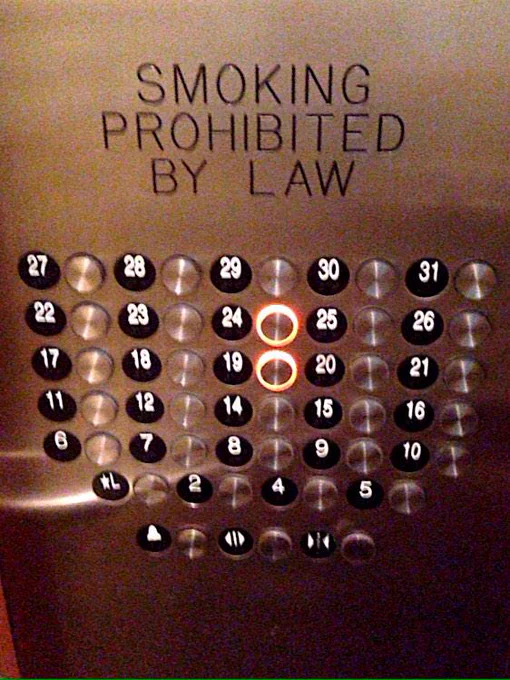 エレベーターボタンのデザインでなかなかないくらいひどいもの。どれを押せばいいのか直感的にわからない。 