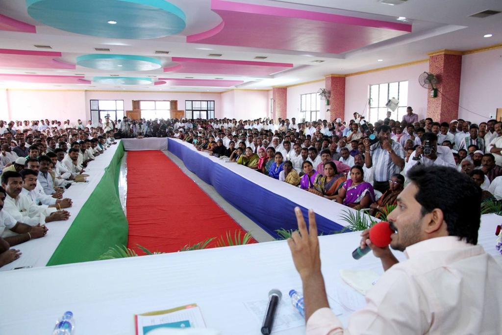 ysrcp_'s tweet photo. YSJagan having party strengthening discussions with Kurnool Dt leaders and cadre. http://t.co/B0BKCvBjfk
