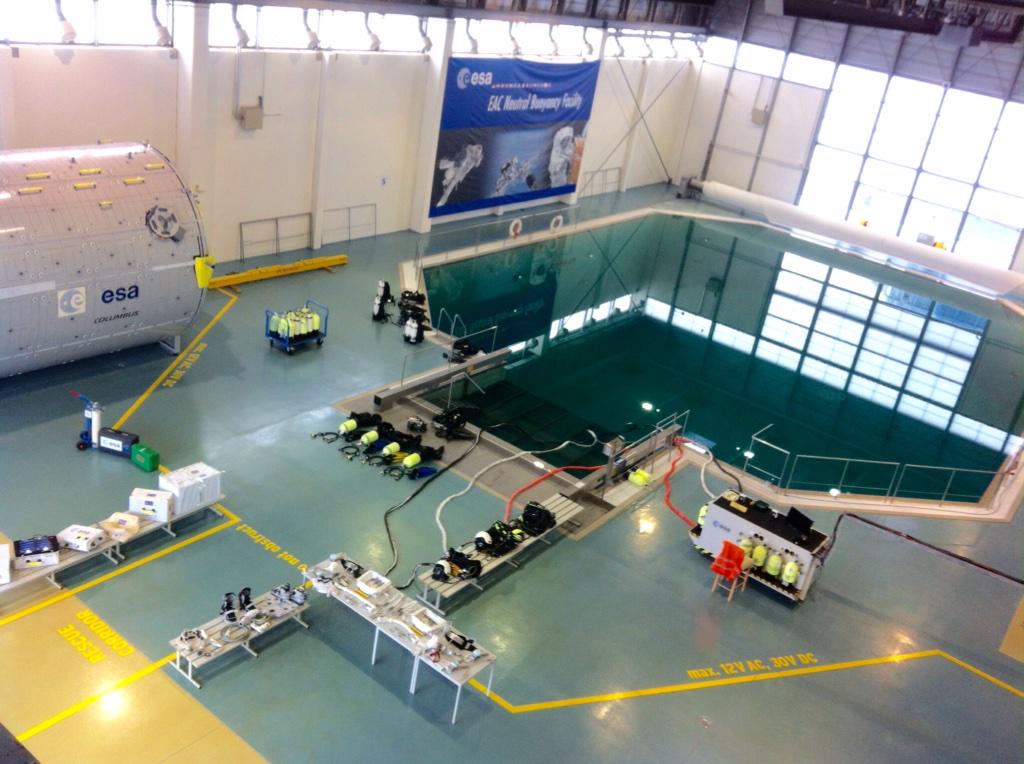 ESAstro_trainer's tweet photo. How does the @esa Neutral Buoyancy Facility look like in @ESA_EAC ? The answer in pictures above &amp; in water #ESA-NBF http://t.co/piUSckV8Dl