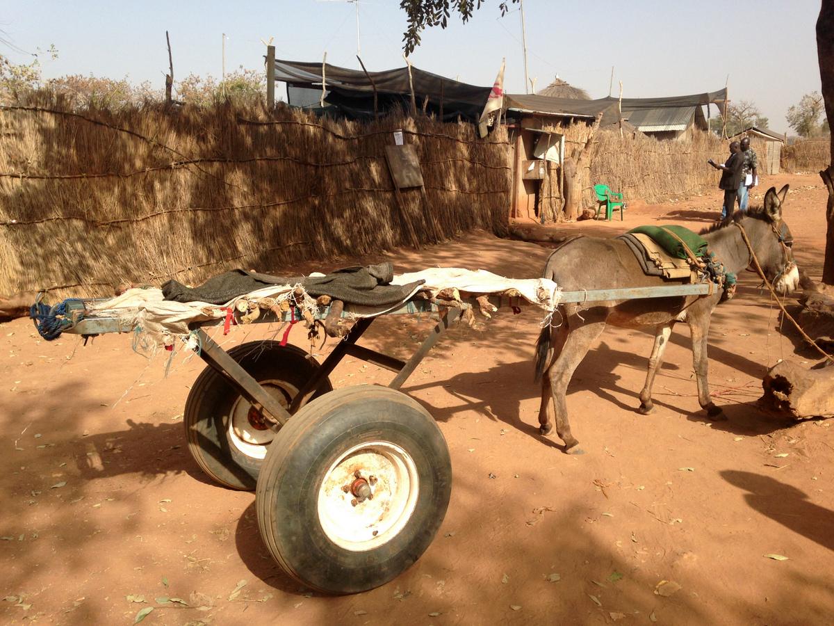 Mangel på moderne teknologi forhindrer ikke #Lægerudengrænser i at hjælpe. Her en #MSF ambulance i Sydsudan #dkaid