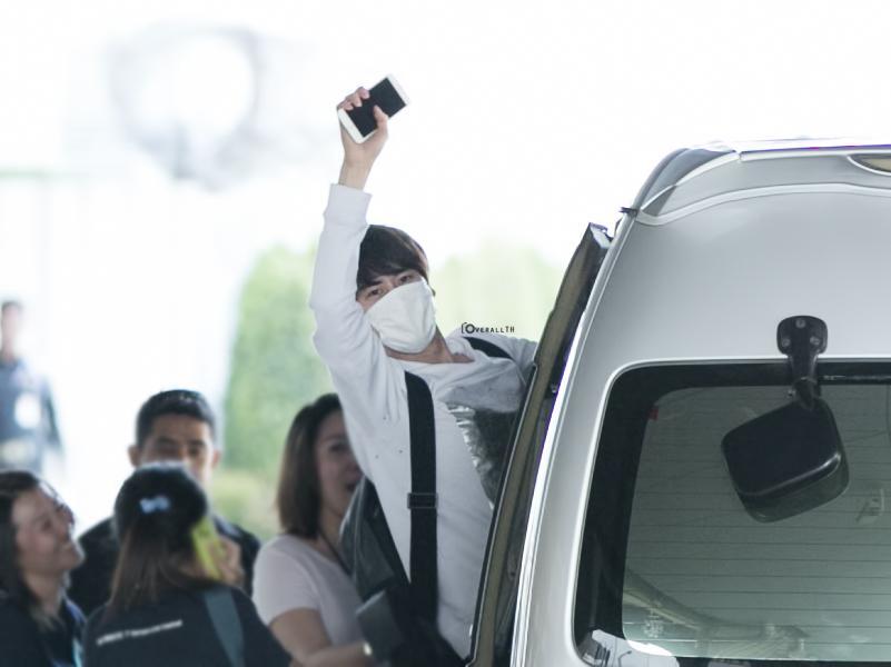 xcshoeve's tweet photo. คยูมาไทยตอนแล้วทักทายเอลฟ์เยี่ยงคนป่า
พี่ทึกมาถึงไทยพร้อมไม้เซลฟี่เลยทีเดียว
#เอสเจน่ารัก 5555555555 http://t.co/pCGmG9VbOt