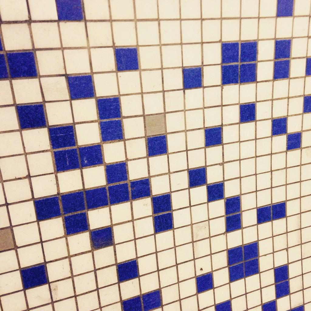 FrenchCatherine's tweet photo. #Tiles that make me smile. The long walk from the #Jubileeline to the #Piccadillyline at #GreenPark tube #greytoblue http://t.co/VolaHKqO5I