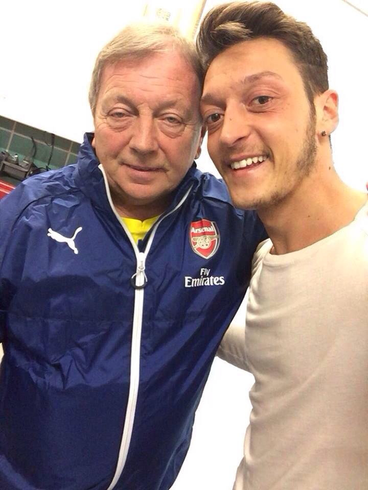 milkplusanyway's tweet image. โปน: ลุงวิคฮะ อย่าลืมเอาเสื้อผมกลับมาวางในห้องแต่งตัววันอาทิตย์นี้ด้วยนะ 😉😁  @TheRealVicAkers #KitManager #AFCLegend